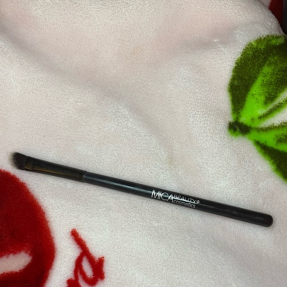 MICA Beauty angled ✅eyeshadow brush - Picture 3 of 9